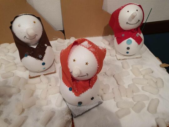 Petits bonhommes de neiges fabriqués par les enfants à la garderie (2022-2023)